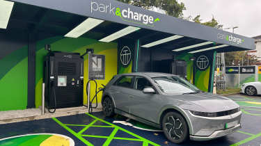 Parc Garages' borne de recharge hyper rapide