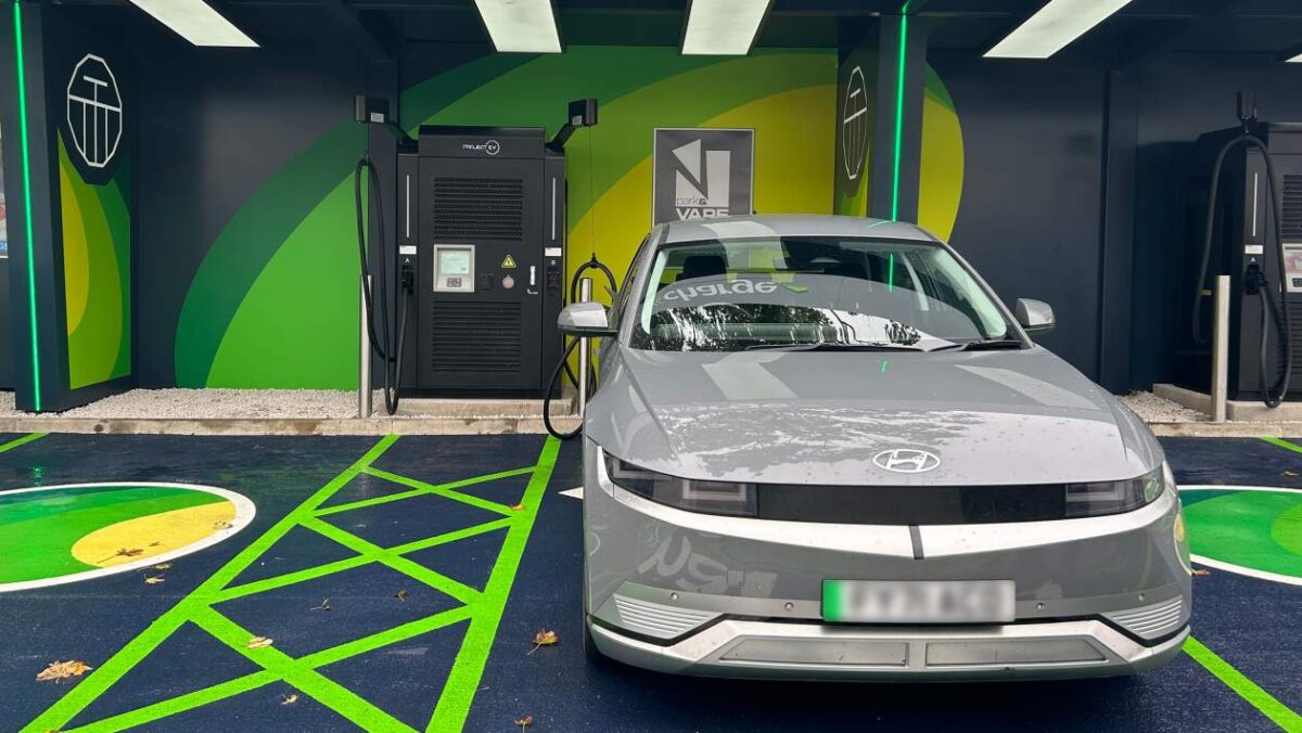 Le chargeur de voiture électrique le plus rapide du Royaume-Uni est opérationnel, mais il est trop rapide pour la plupart des véhicules électriques