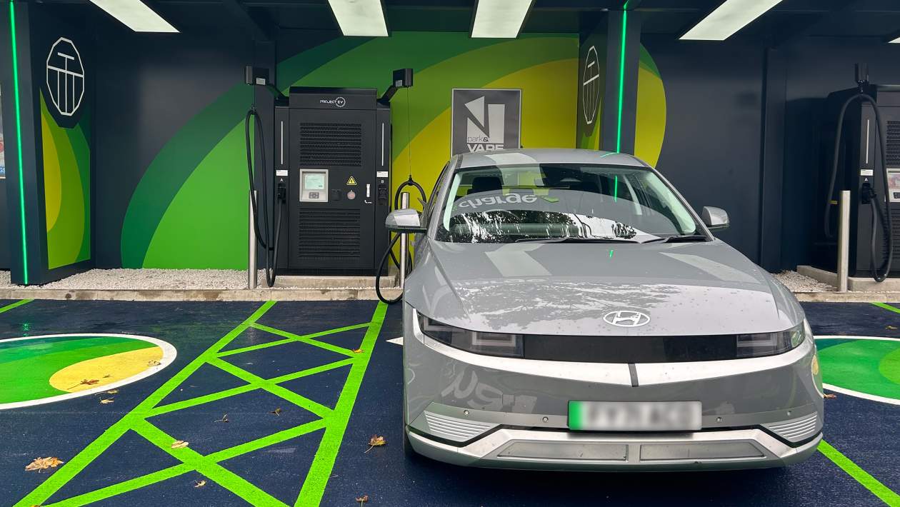 Le chargeur de voiture électrique le plus rapide du Royaume-Uni est opérationnel, mais il est trop rapide pour la plupart des véhicules électriques