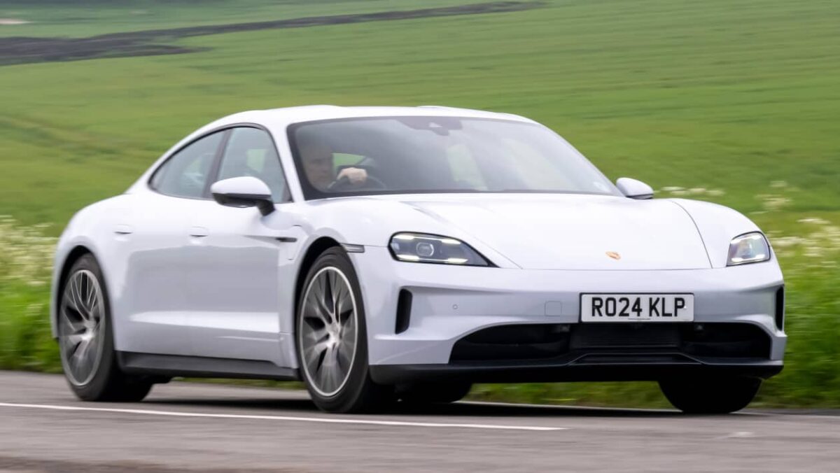 L'énorme batterie de 105 kWh de Porsche Taycan est désormais standard sur la gamme