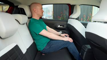 Alex Intram s'est assis dans le Coreren E-C3