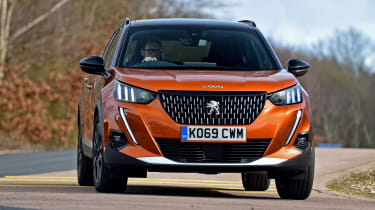 Peugeot 2008 - virage avant