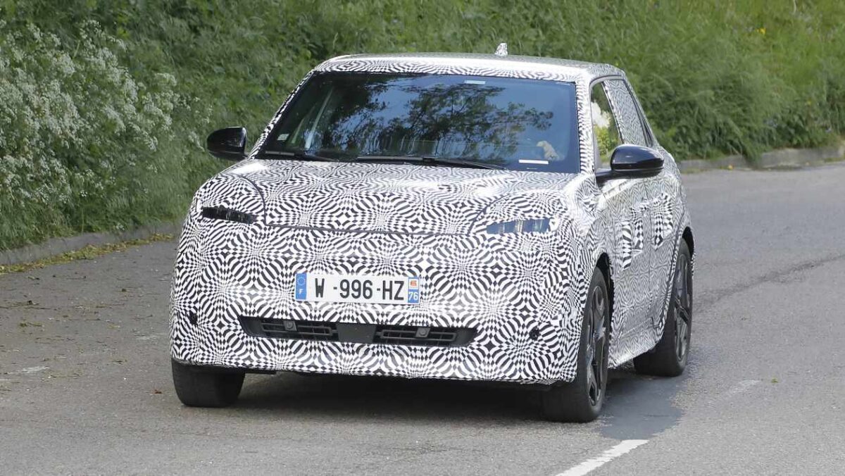 New Nissan Micra a repéré les tests alors que les supermini électriques se préparent pour la bataille avec Renault 5