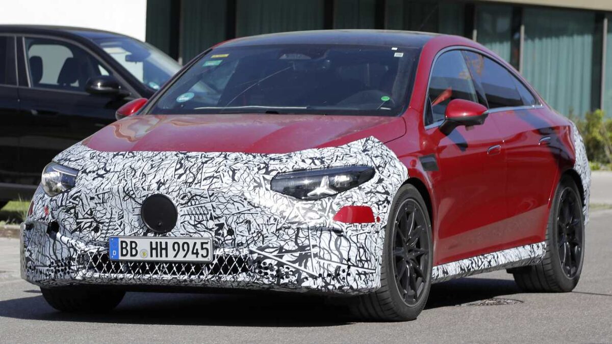 Mercedes-AMG CLA EV pris en action alors que Sleek Electric Saloon se prépare pour le lancement