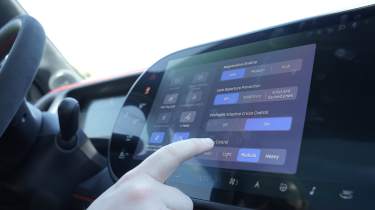 Ellis Hyde et l'écran Smart 5 Brabus