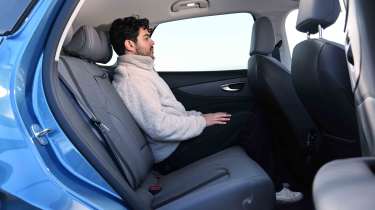 MGS5 EV - sièges arrière avec écrivain principal, Jordan Katsianis