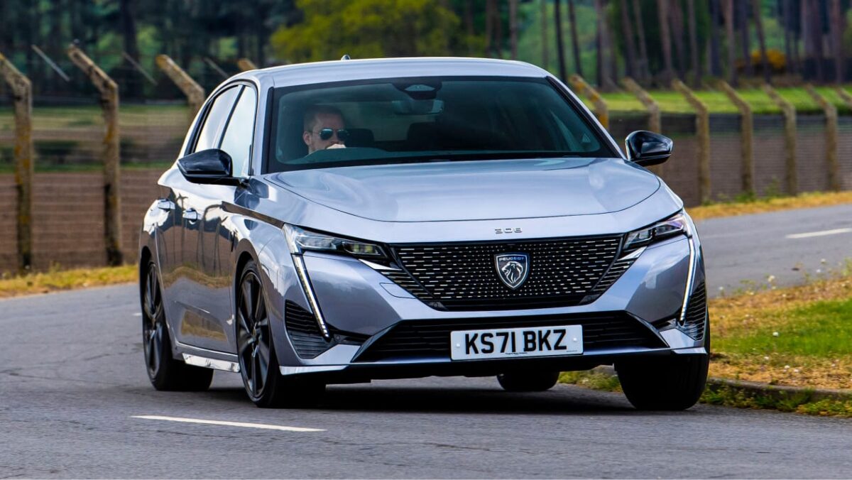Affaire de la voiture du jour: la Peugeot 308 GT est l'une des berlines les moins chères à 211 £ par mois