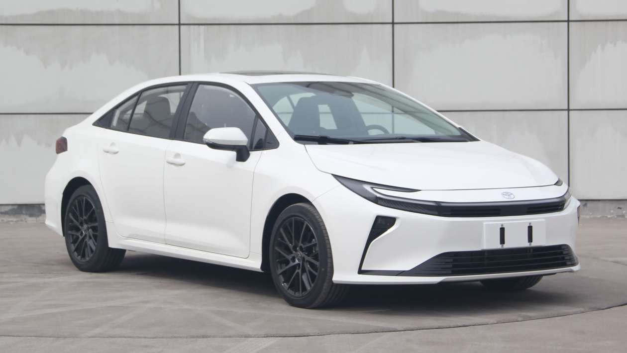 La nouvelle Toyota Corolla apparaît avec un look inspiré de Prius Sharp
