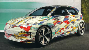 IDENTIFIANT. Polo à Munich - avant incliné