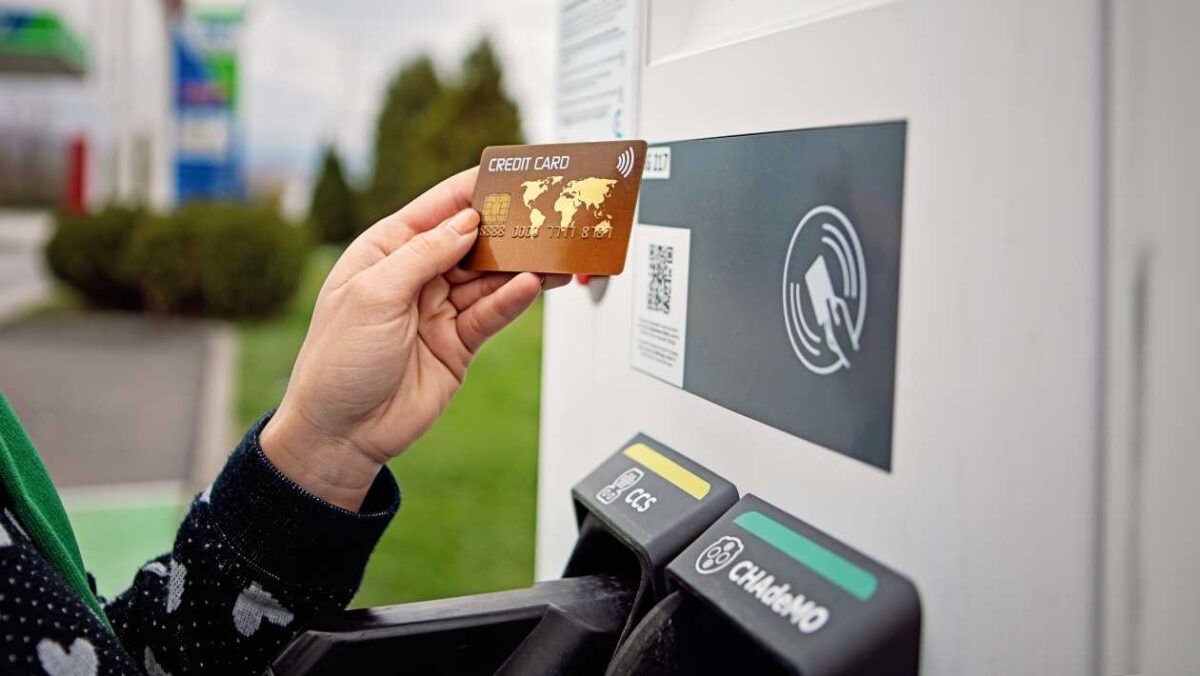 Les taxes sur les voitures électriques devraient être réservées à une recharge publique moins chère, disent les conducteurs