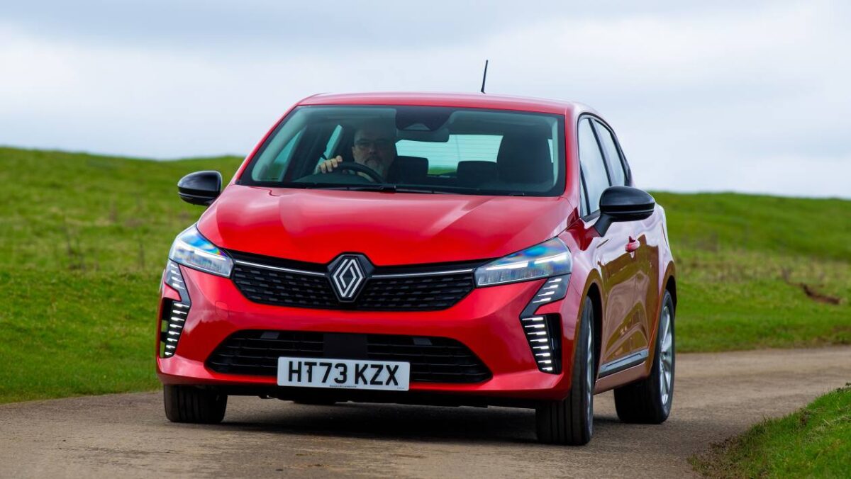 Renault Clio bénéficie d'une réduction de prix de 1 000 £ alors que l'attente se poursuit pour son tout nouveau successeur