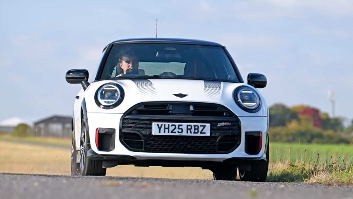 La MINI Cooper s'apprête à subir un lifting « plus grand » à mi-vie alors que la compétition des petites voitures s'intensifie
