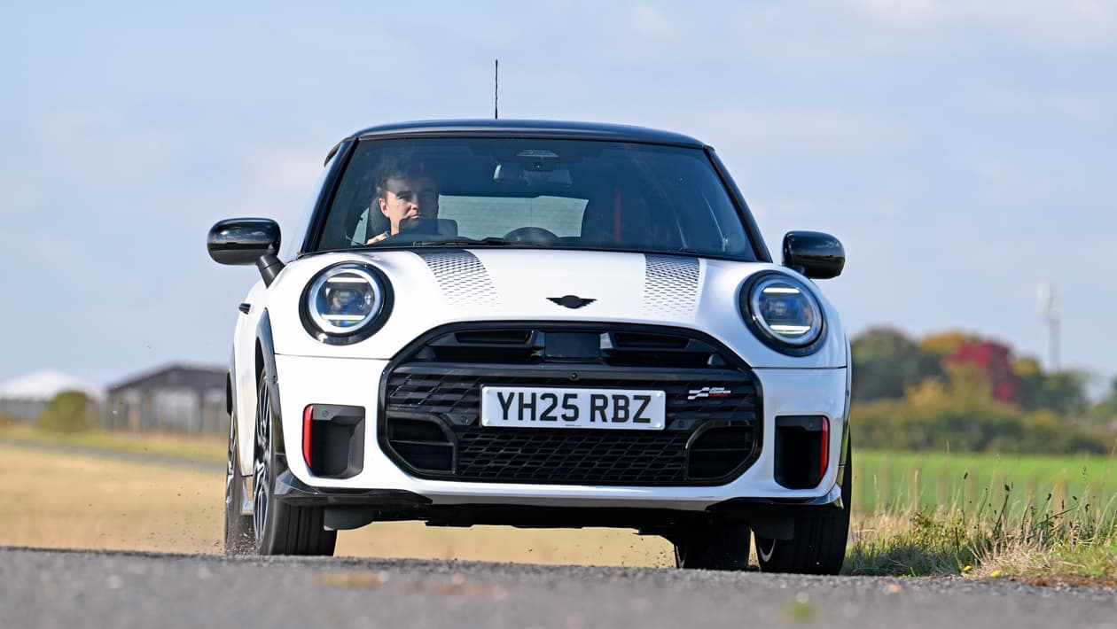 La MINI Cooper s'apprête à subir un lifting « plus grand » à mi-vie alors que la compétition des petites voitures s'intensifie