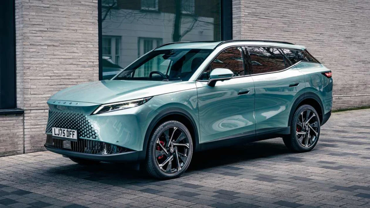 Le nouvel Omoda 7 Noble Tech possède un écran unique qui glisse sur toute la voiture
