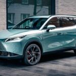 Le nouvel Omoda 7 Noble Tech possède un écran unique qui glisse sur toute la voiture