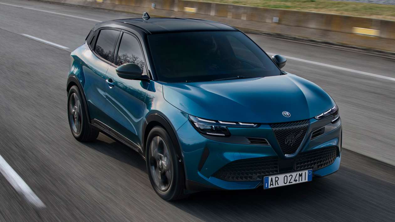 Alfa Romeo Junior Ibrida plonge moins de 28 000 £ pour battre ses petits rivaux hybrides SUV