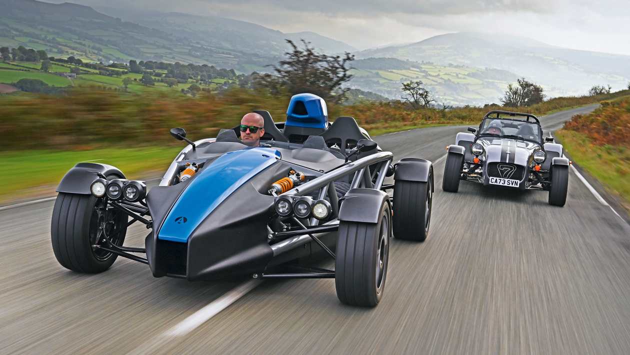 Ariel Atom vs Caterham Seven : quelle voiture légère et performante est la reine des sensations fortes ?