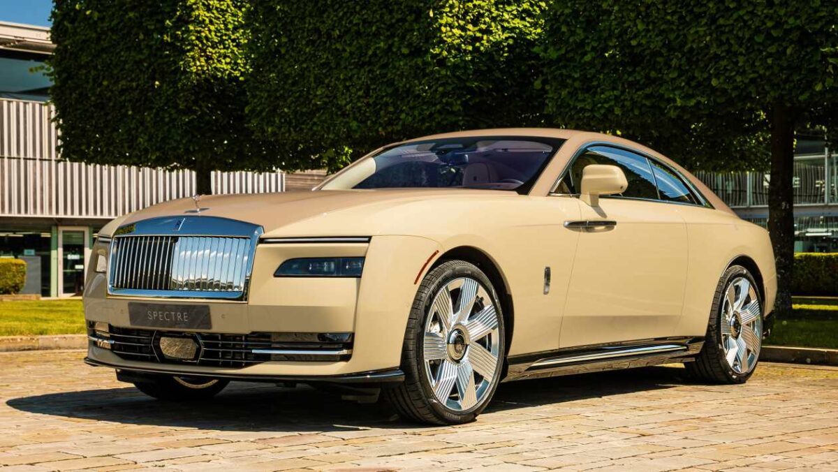 Asseyez-vous, restez, roule: Rolls-Royce Spectre est un hommage à un chien bien-aimé