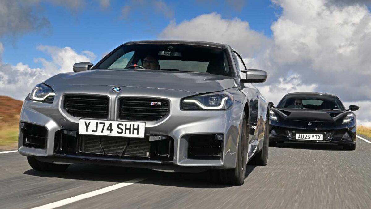 BMW M2 VS LOTUS EMIRA: Plucky Brit vs Powerhouse allemande dans notre shot-out de voiture de sport