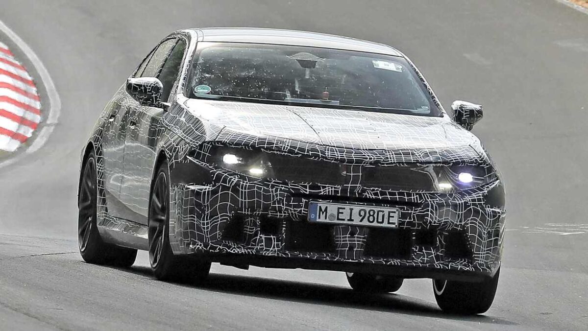 BMW M5 Neue Klasse Tester se réchauffe au Nurburgring
