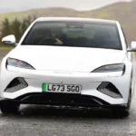 BYD bat Tesla alors que les ventes mondiales de la marque EV d'Elon Musk chutent