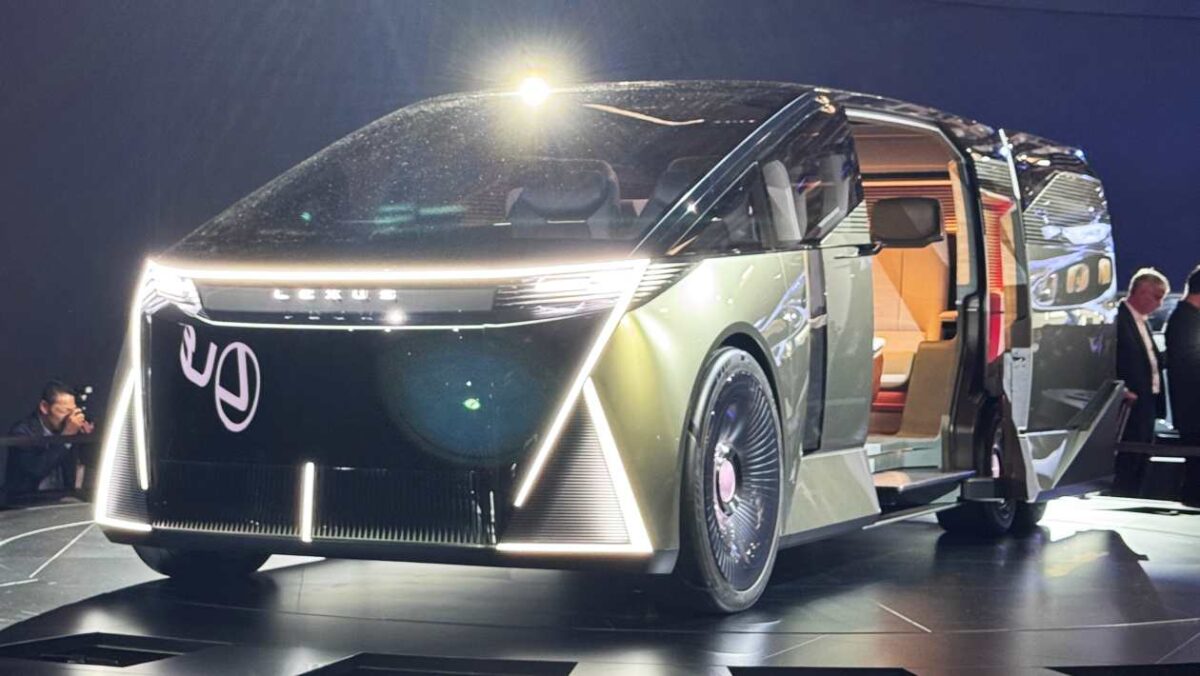 Ce n'est pas une blague ! La Lexus LS de luxe réinventée en fourgon à six roues