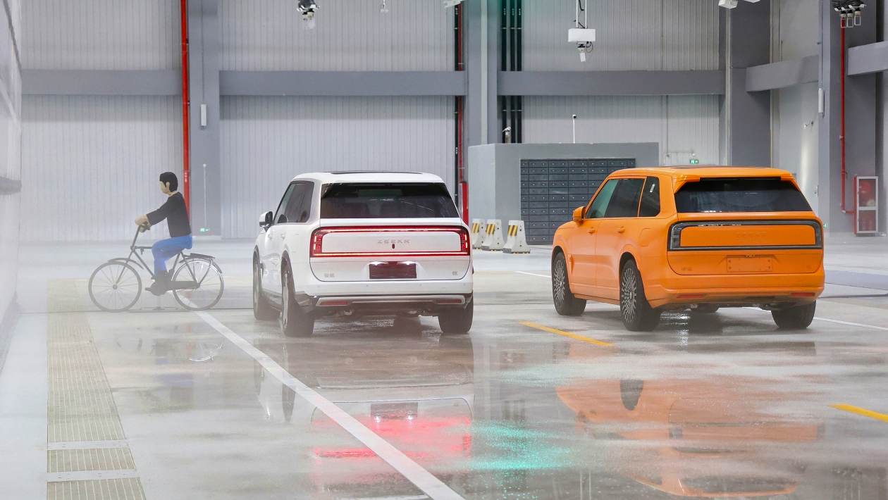 Comment le nouveau centre technologique de Geely, d'une valeur de 215 millions de livres sterling, rendra ses voitures plus sûres