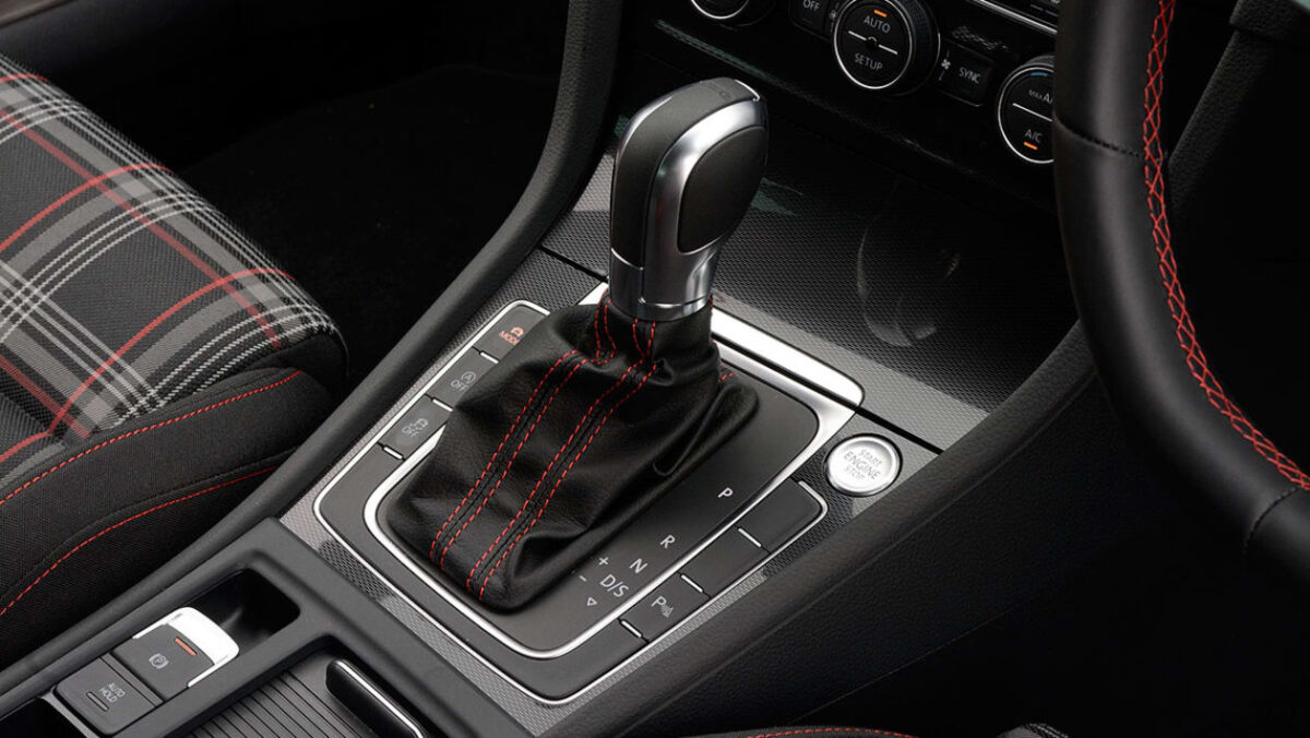 Déplacez-vous sur le manuel: les chauffeurs de l'apprenant échappent à l'auto-changement de soi pour les tests automatiquement