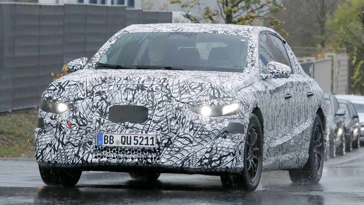 Des trucs électrisants ! La toute nouvelle Mercedes Classe E électrique repérée pour la première fois