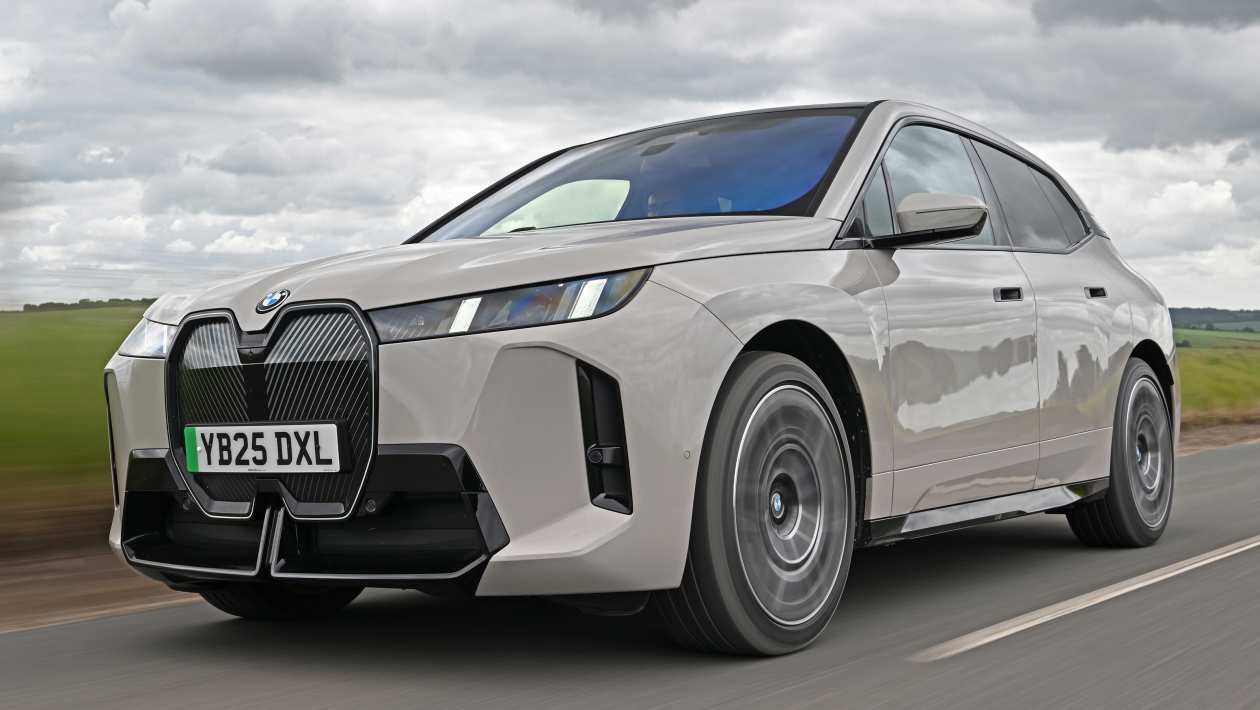 BMW iX vs Lotus Eletre - front tracking