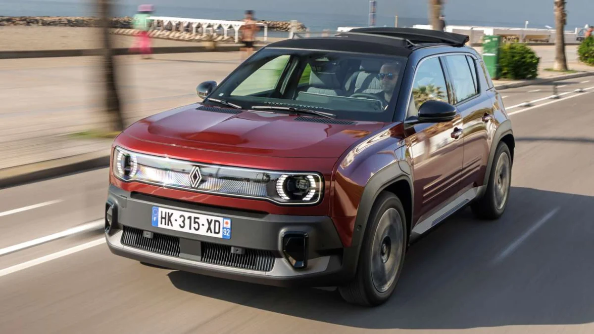 Essai de la nouvelle Renault 4 Plein Sud : un véhicule électrique unique à toit souple est aussi français que possible