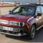 Essai de la nouvelle Renault 4 Plein Sud : un véhicule électrique unique à toit souple est aussi français que possible