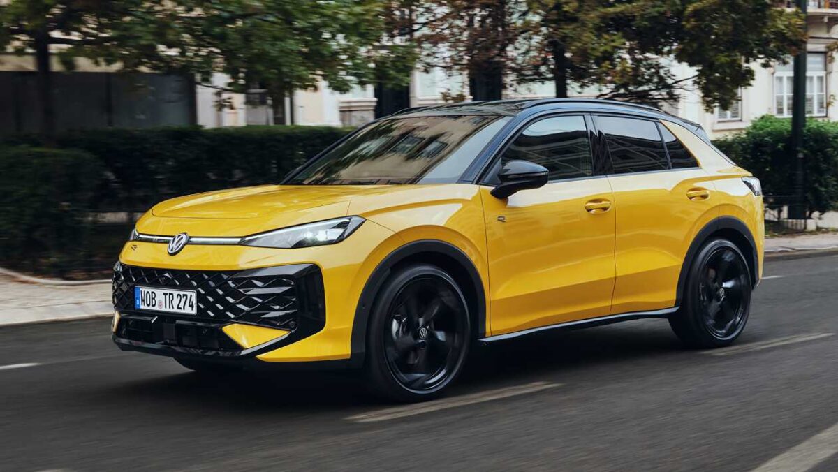 Nissan Juke and Volkswagen T-Roc - front tracking