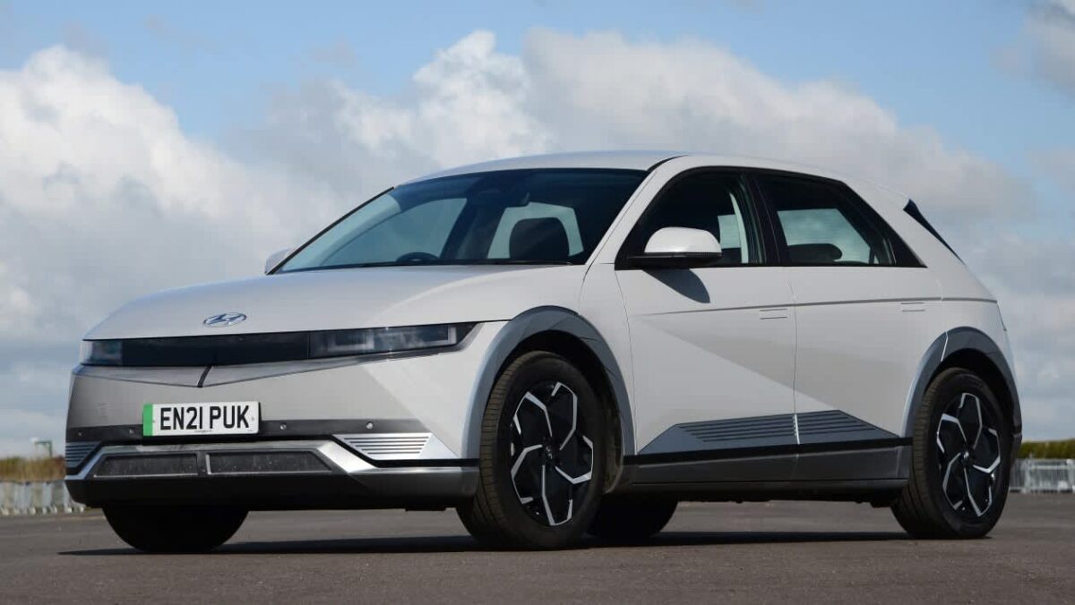 Fiat Grande Panda La Prima - front tracking