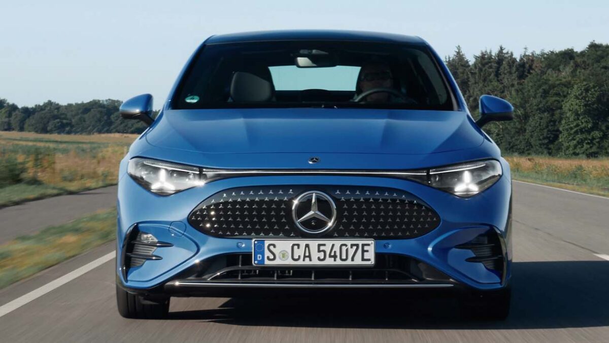 La Mercedes CLA bat le Model Y de Tesla et devient la voiture la plus sûre de 2025