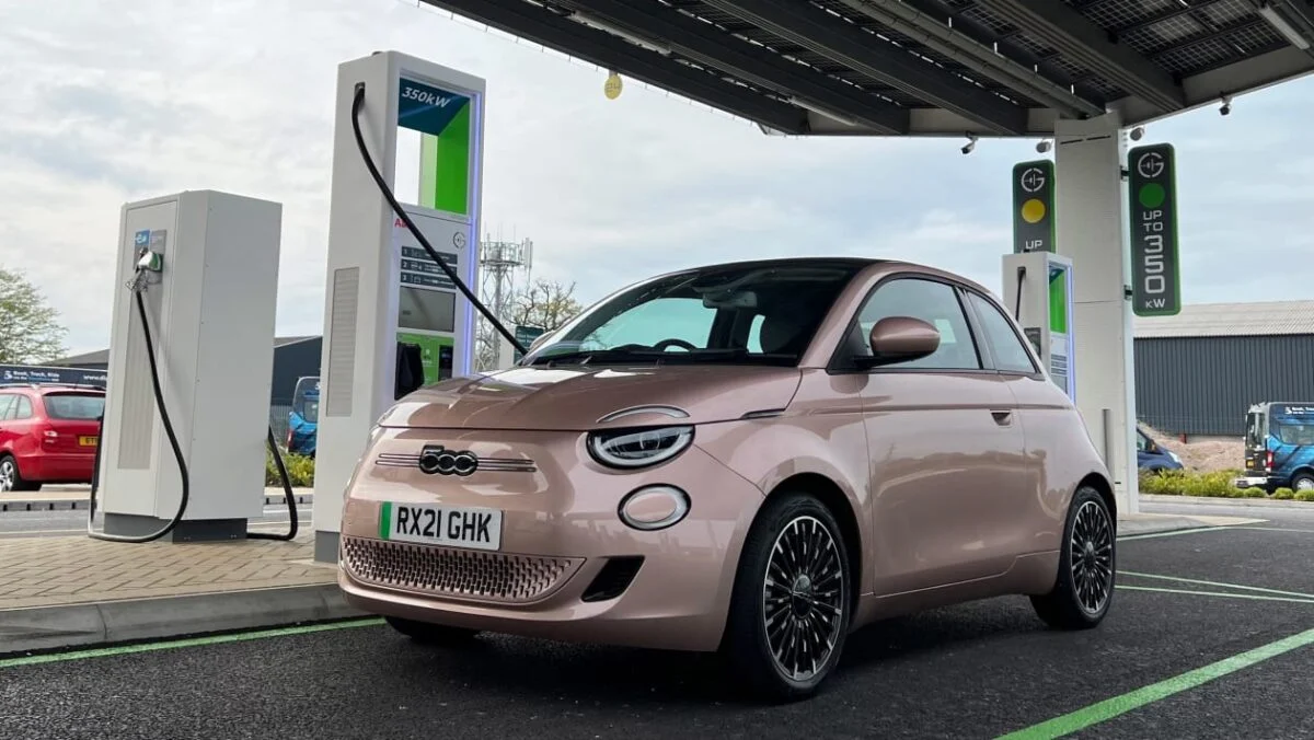 La croissance rapide de la recharge rapide des véhicules électriques se poursuit avec 1 000 hubs désormais utilisés