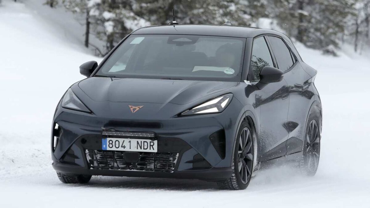 La nouvelle Cupra Raval dit bonjour sans camouflage : la première supermini électrique de la marque est presque là