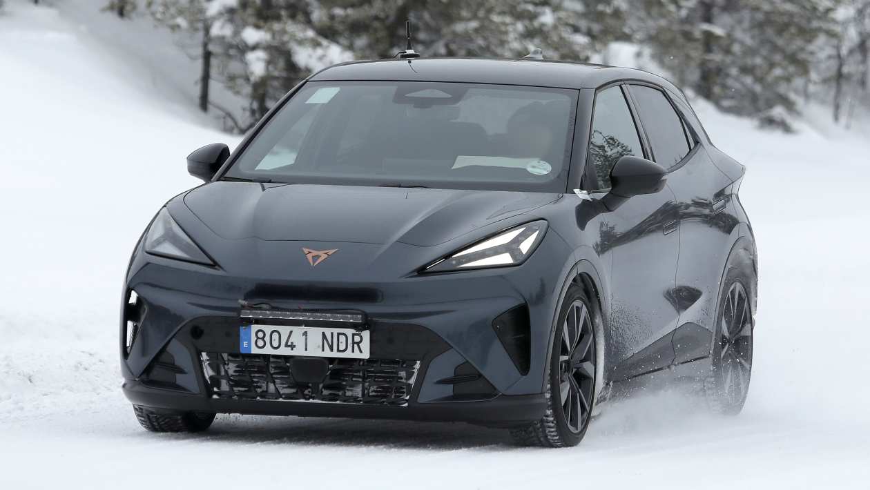La nouvelle Cupra Raval dit bonjour sans camouflage : la première supermini électrique de la marque est presque là