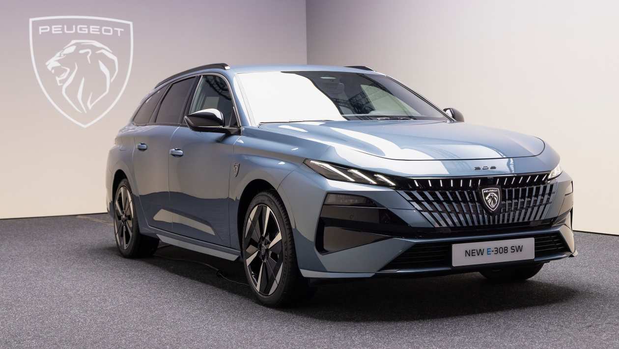 La nouvelle Peugeot 308 arrive au Royaume-Uni : les options EV et hybrides rénovées commencent à moins de 30 000 £