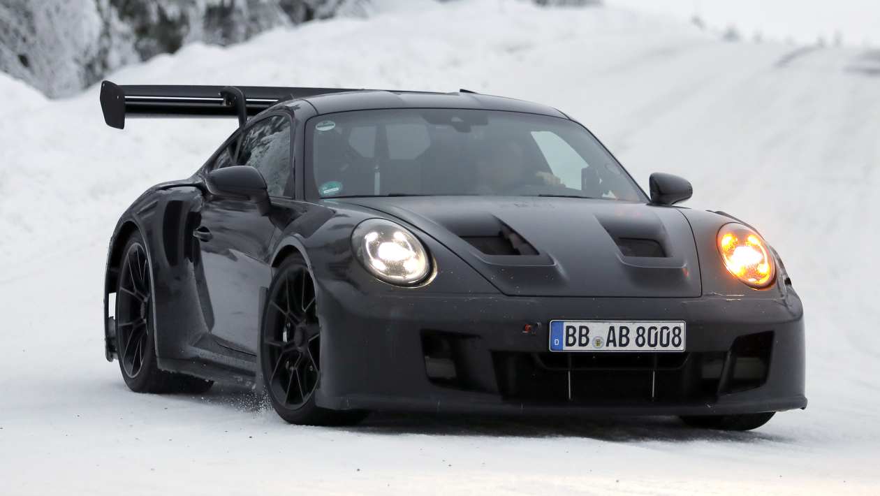 La nouvelle Porsche 911 GT3 RS facelift aperçue roulait de côté dans la neige