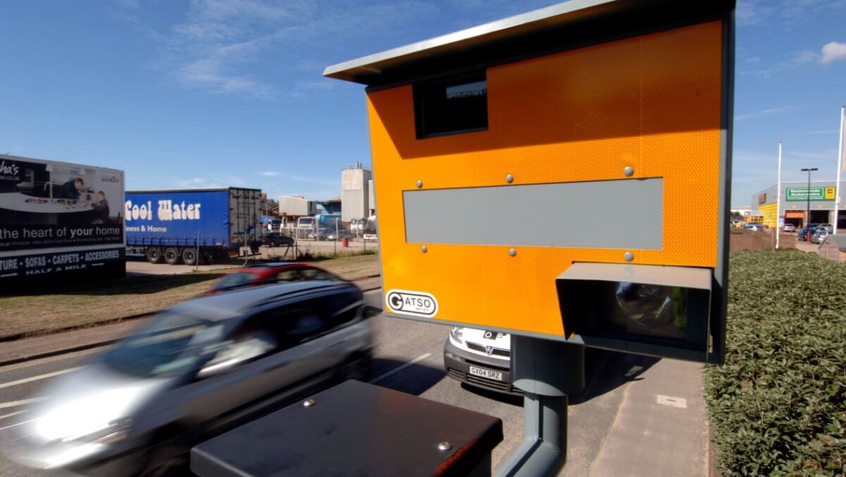 La première caméra de vitesse de North Yorkshire est sortie pour un canard: détruite par les vandales le premier jour
