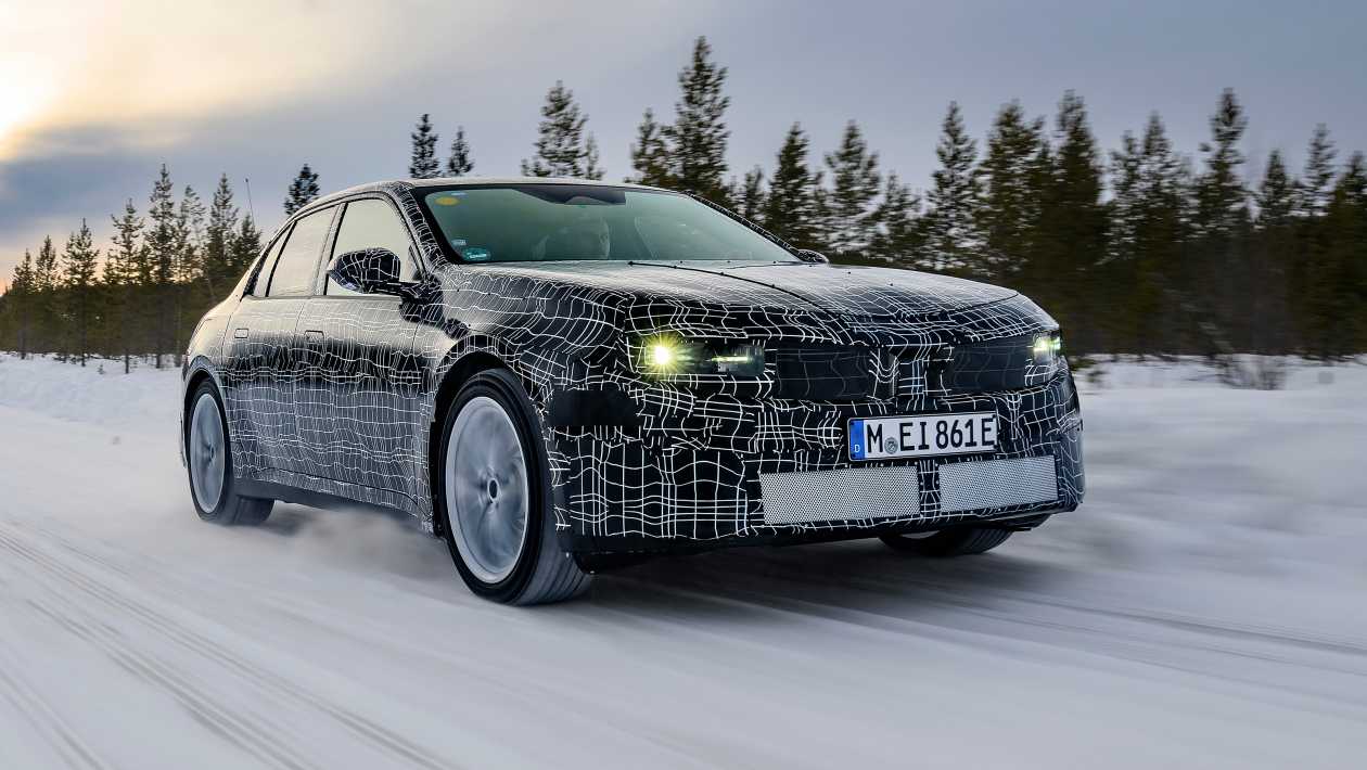La série BMW 3 électrique entrante perd un peu plus de son camouflage