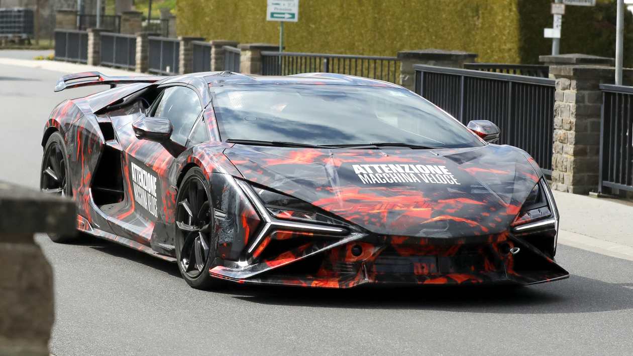 La supercar Mad Lamborghini Revuelto SV repérée au Nürburgring