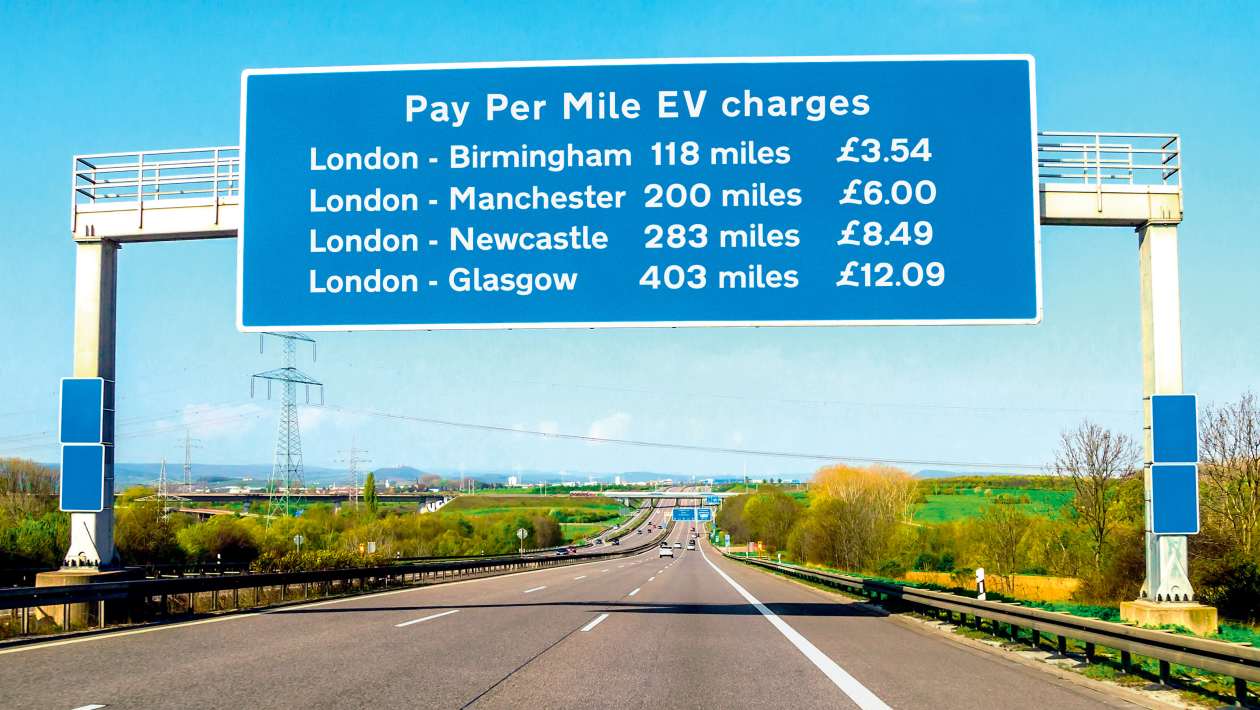 La taxe routière eVED au kilomètre décryptée : rendra-t-elle les véhicules électriques plus chers que les voitures à essence ?