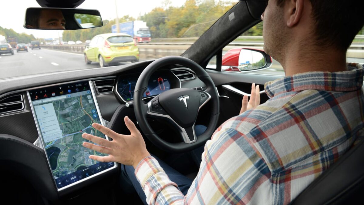 La technologie Tesla Full Self-Driving est disponible sur abonnement uniquement aux États-Unis, mais pas au Royaume-Uni
