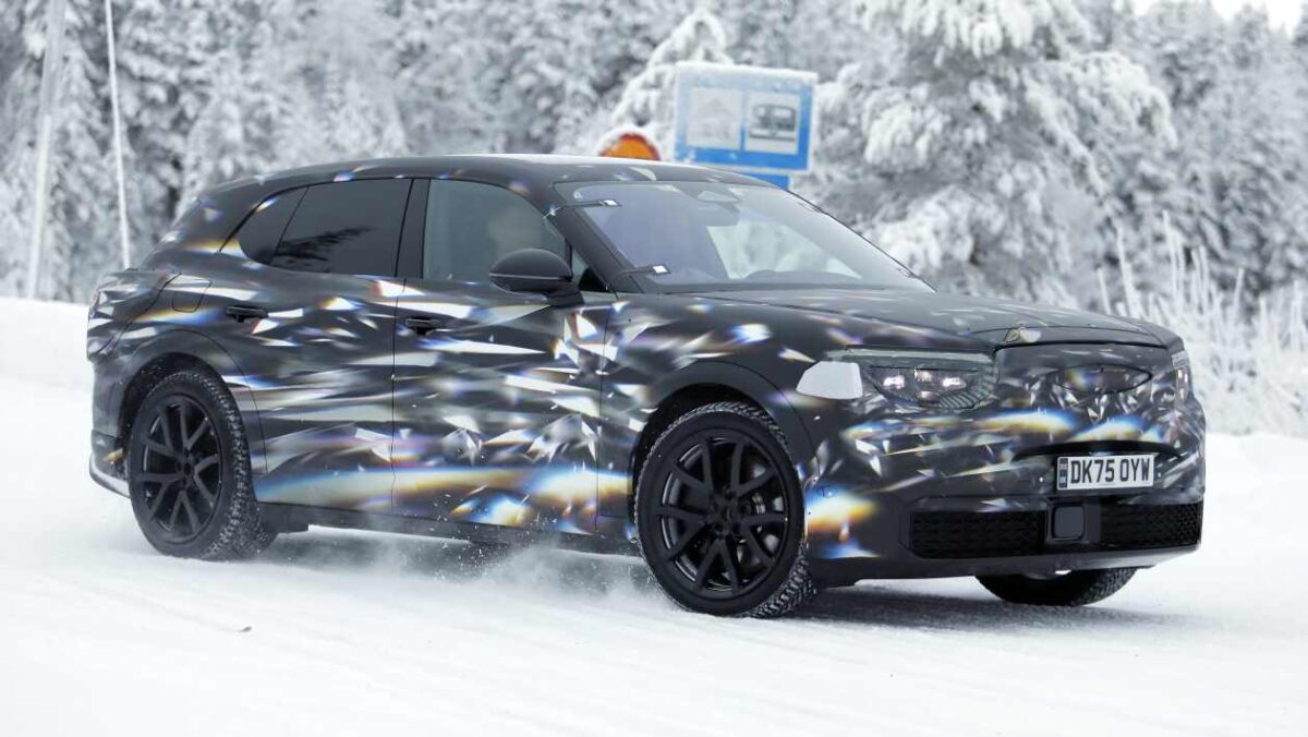 Le SUV urbain Bentley intensifie ses tests hivernaux : les débuts du véhicule électrique approchent