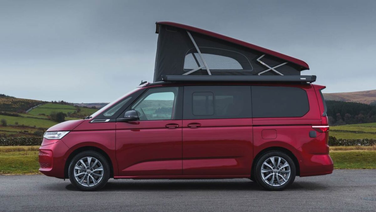 Le Volkswagen Multivan vide est le multi-outil minimaliste parfait pour chaque campeur