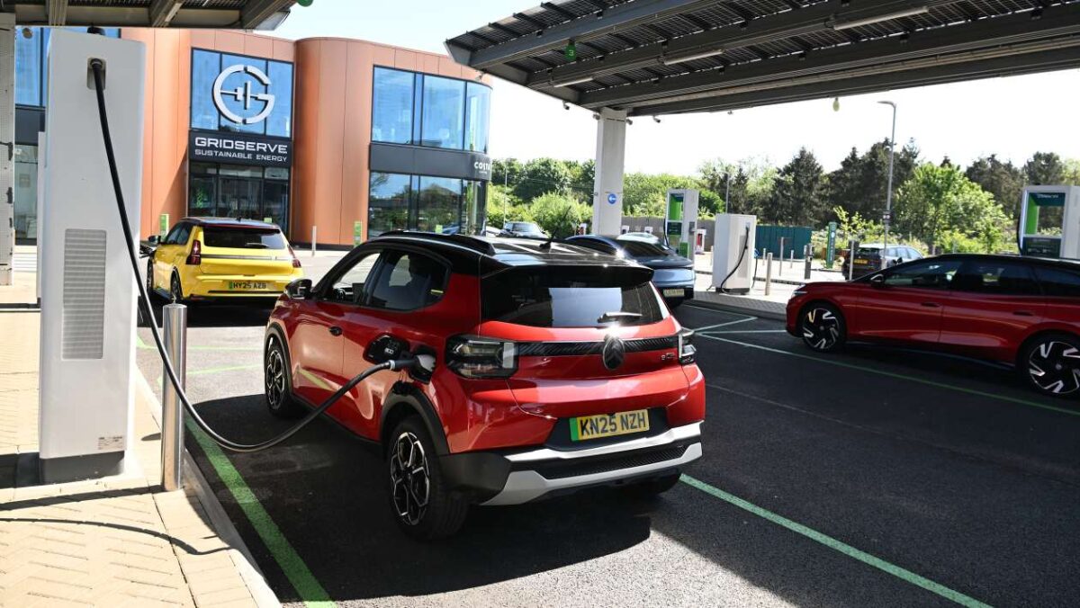 Le boom des chargeurs de véhicules électriques au Royaume-Uni est freiné par la lenteur du financement du gouvernement, selon l'industrie