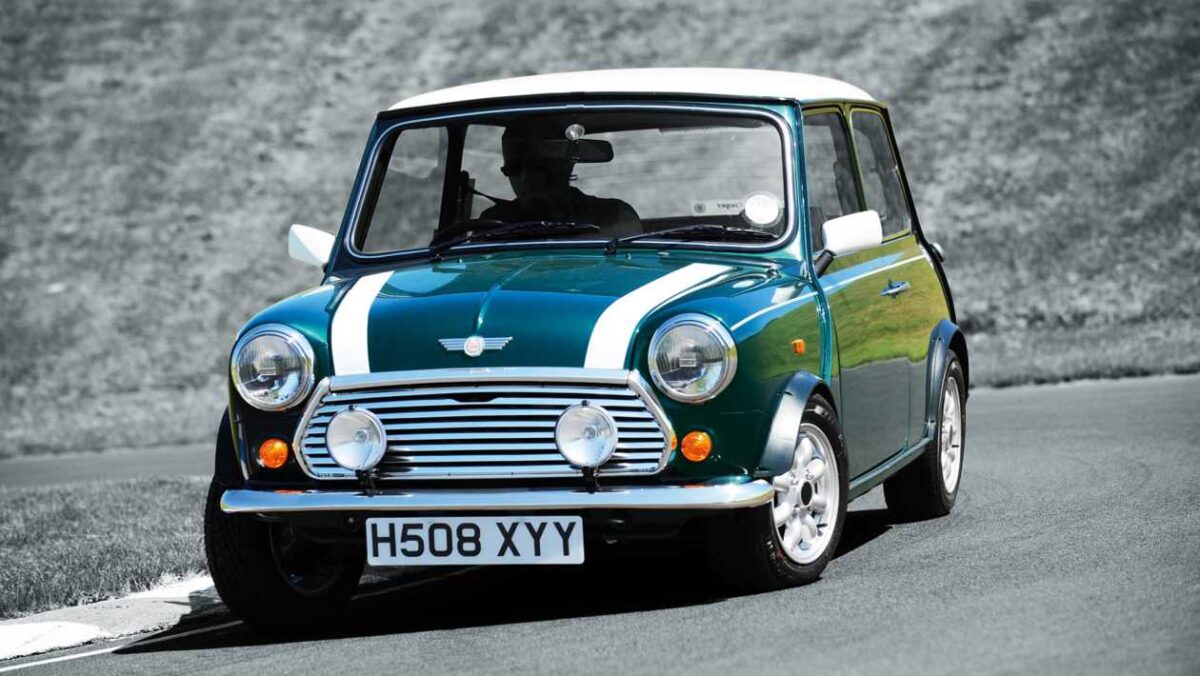 Le patron de Cooper Car Company, Mike Cooper, reçoit l'OBE