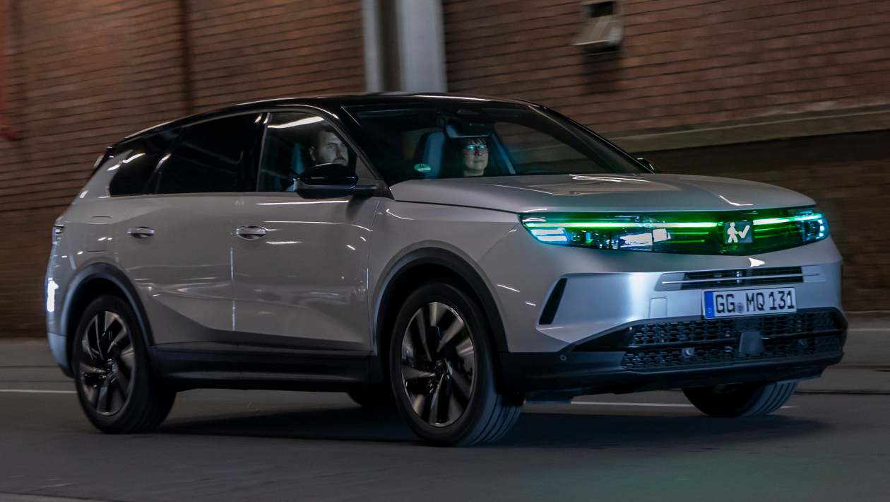 Le prototype de grand-terre Vauxhall de conduite autonome a une traversée de pélican intégrée